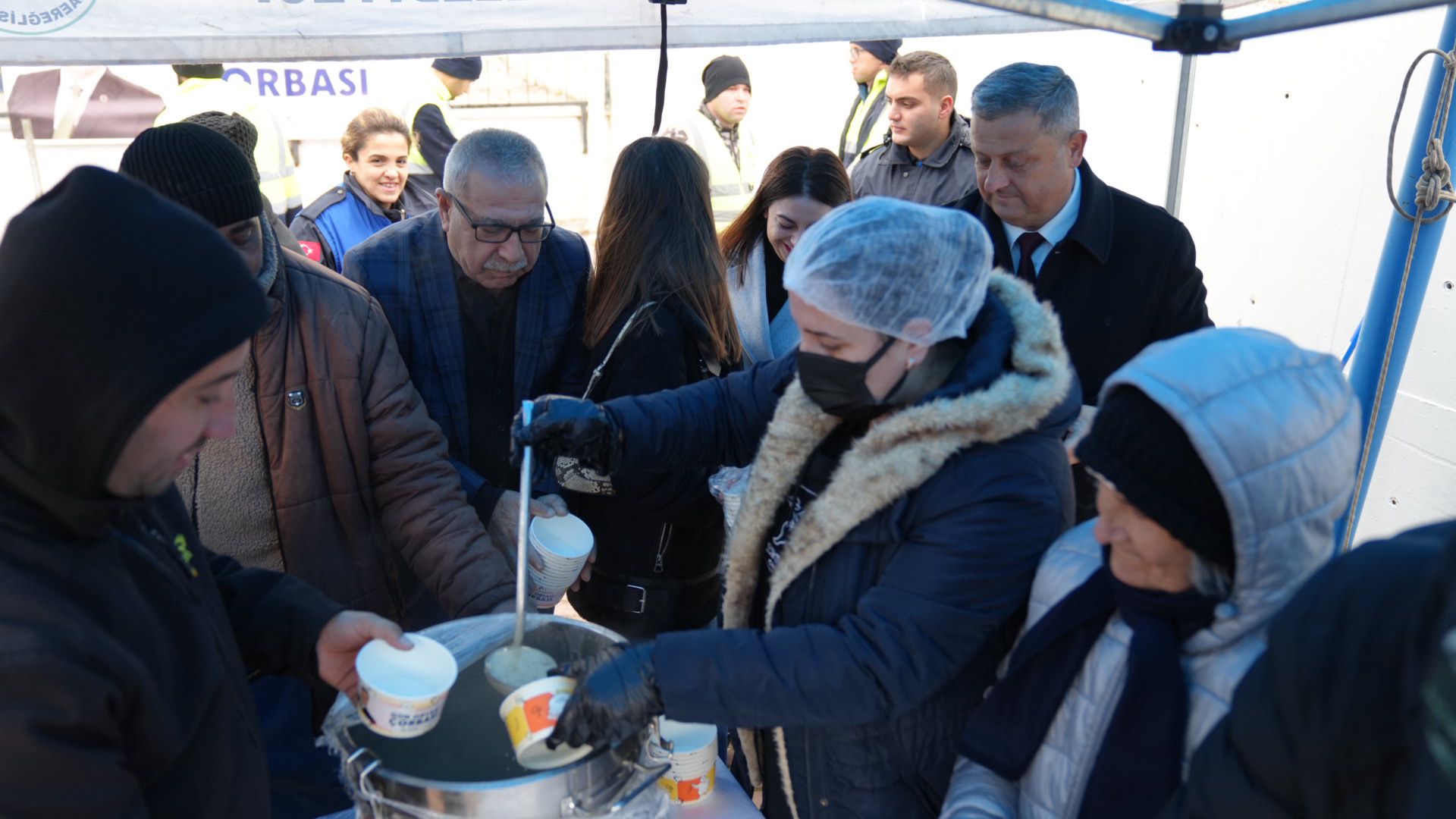 Vatandaşlara sıcak çorba ikram ediliyor