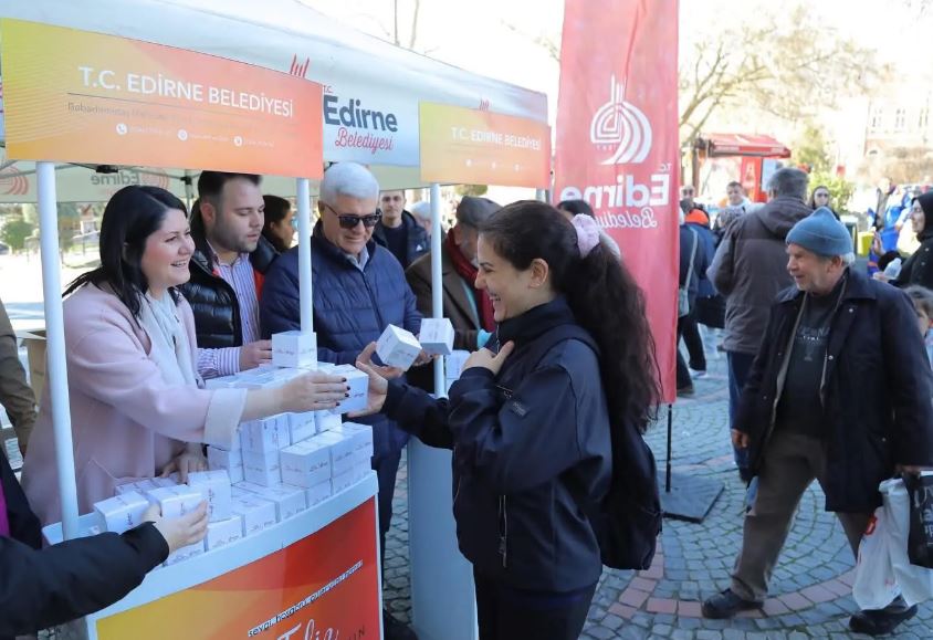 Başkan Gencan Akın’dan kandil simidi ikramı