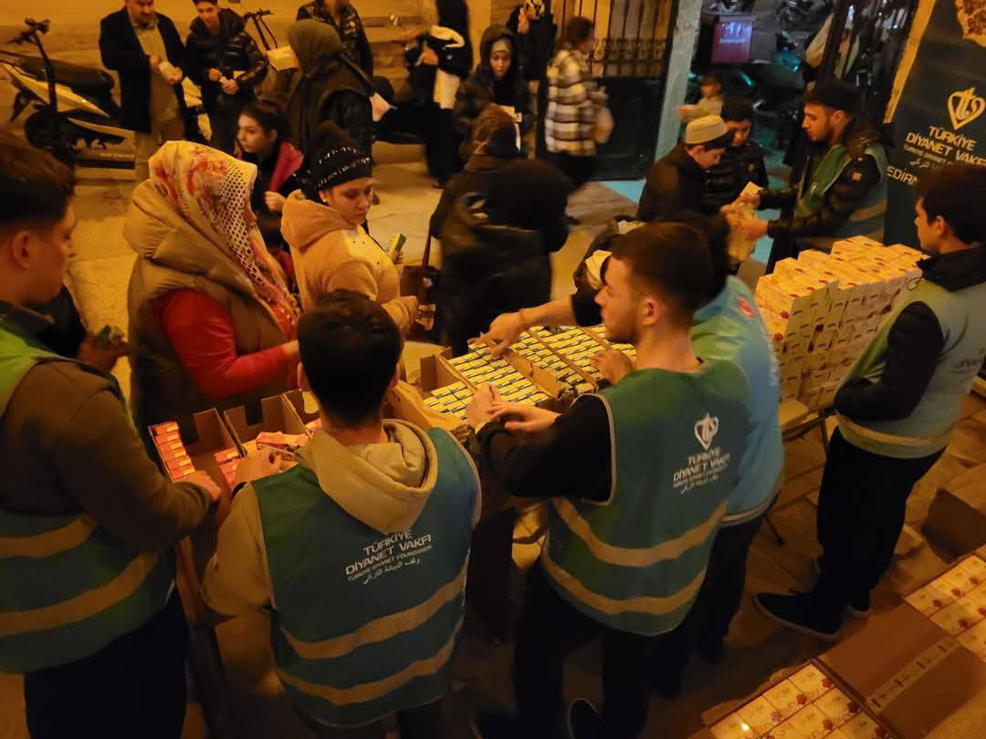 Osmanlı geleneği süt dağıtımı Edirne Eski (Ulu) Cami’de hatırlandı