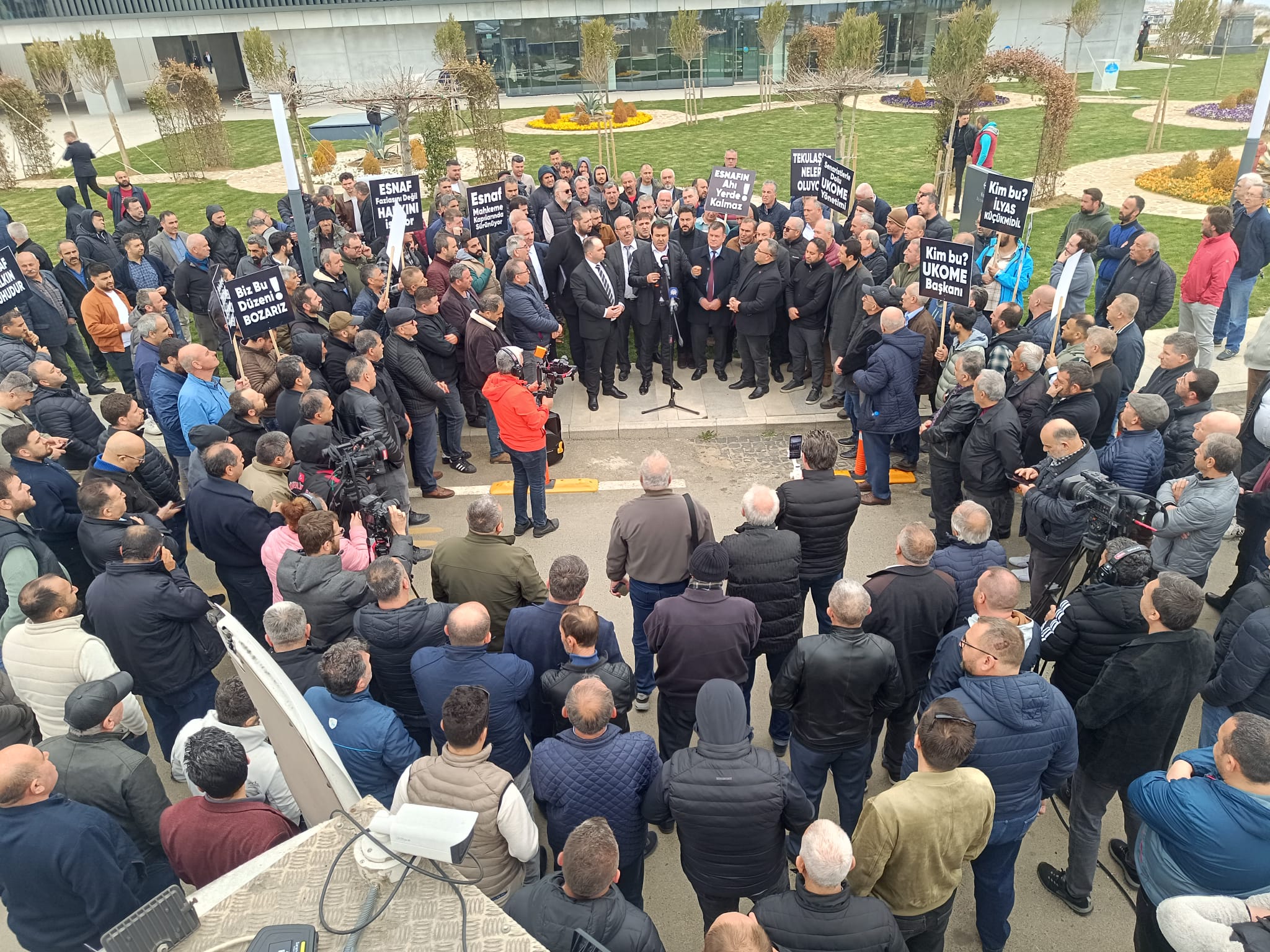 Şoför esnafı, büyükşehir belediyesi önünden seslendi: Bu kadar zulüm yeter