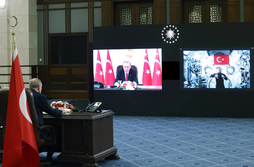 Erdoğan, ilk Türk astronot Gezeravcı ile canlı bağlantıyla görüştü