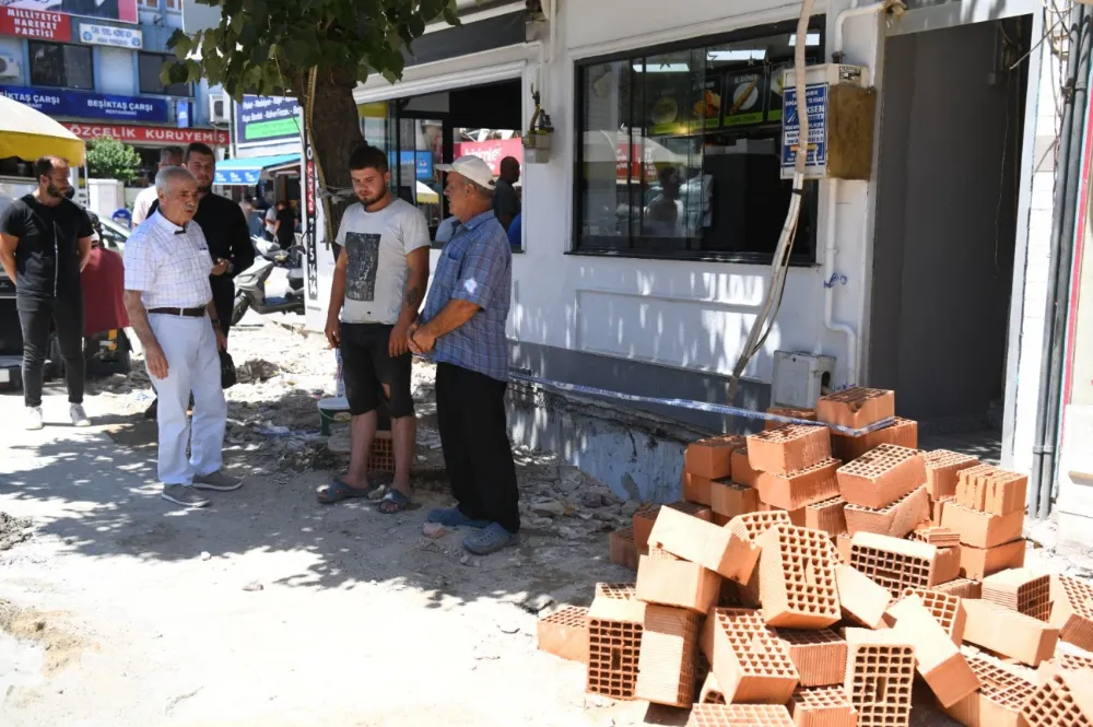 Eskiyen ve hasar gören kaldırımlar sökülüyor