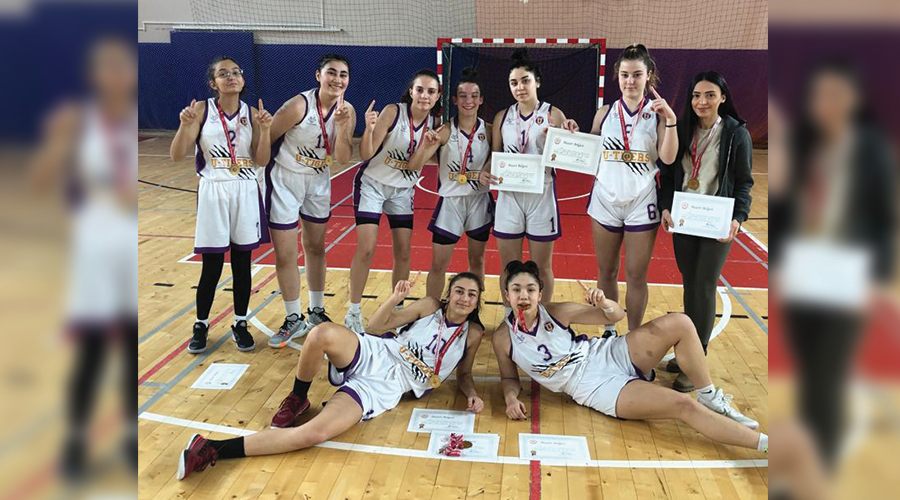 Uğur Okulları Kız Basketbol Takımı yarı finalde
