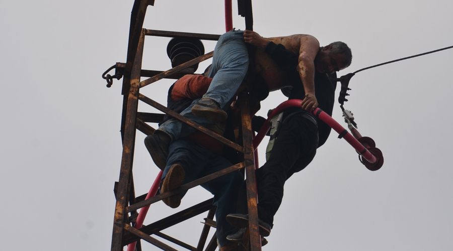  Elektrik akımına kapılan işçi 18 metre yükseklikte asılı kaldı
