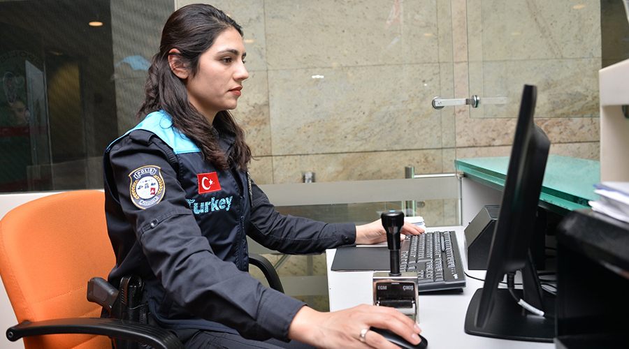 Pasaport Polisleri Artık Yolcuları Turkuaz Renkli Turkey Yazılı Yeleklerle Karşılıyor