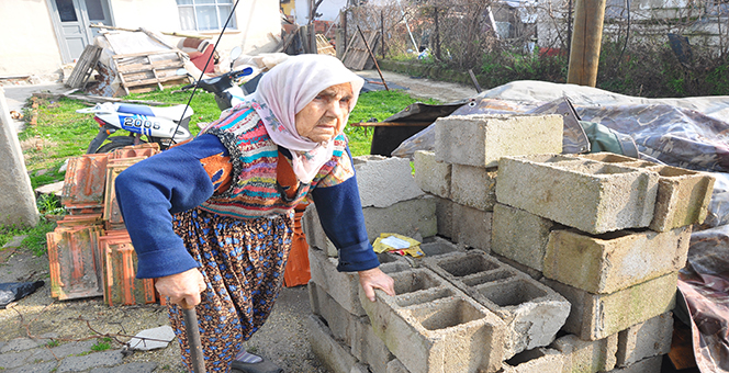 Evi yandı, parası sağlam kaldı