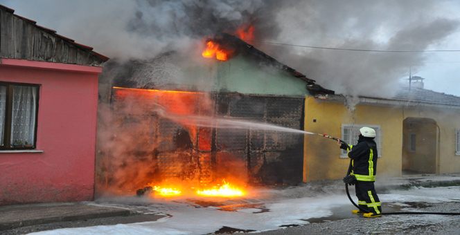 Tarım ilacı deposunda korkutan yangın