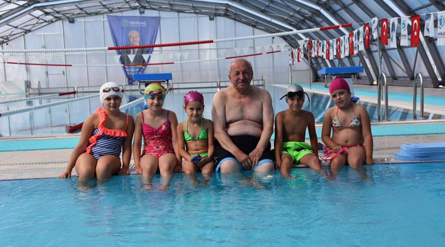 Başkan Albayrak çocuklarla havuz keyfi yaptı