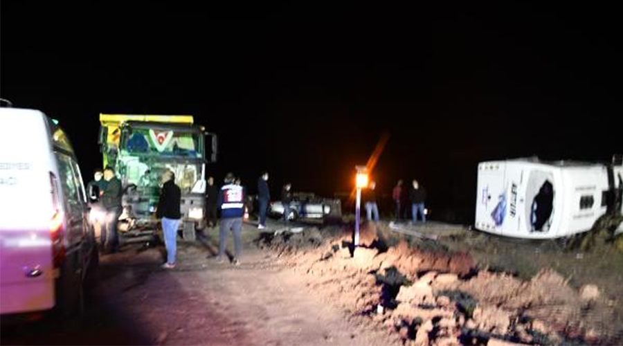 Hafriyat kamyonu, işçileri taşıyan midibüs ile çarpıştı; 1 ölü, 14 yaralı
