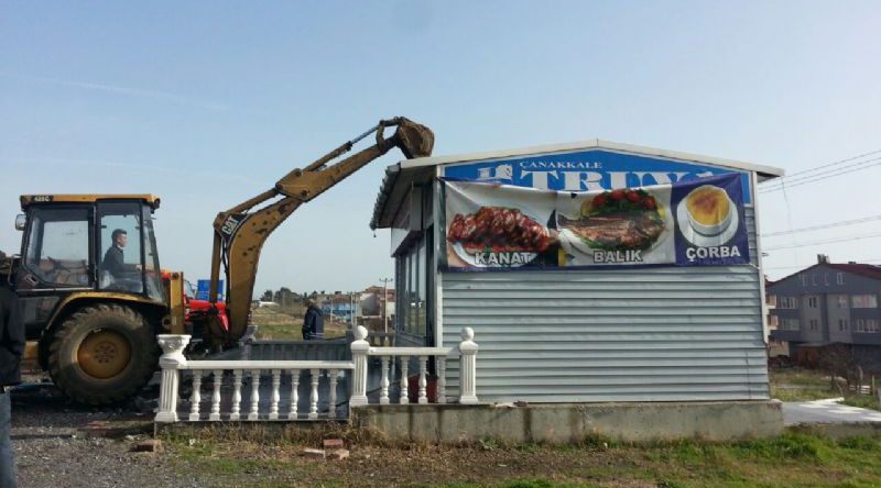Marmaraereğli Belediyesi kaçak yapıları yıkmaya devam ediyor