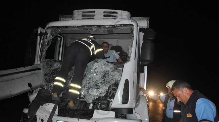Kazada yaralanan kamyon sürücüsü sıkıştığı yerden güçlükle kurtarıldı