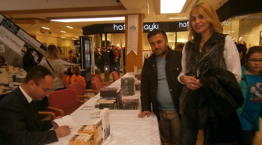 Yazar Ramis Çınar kitaplarını imzaladı