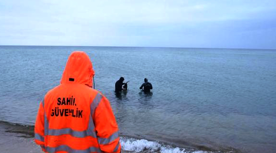 Göçmenleri taşıyan lastik bot alabora oldu; 5 ölü, 2 kayıp