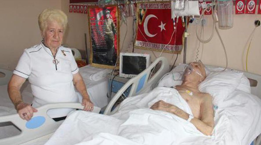 Atatürk sevgisini eşinin hastane odasına taşıdı