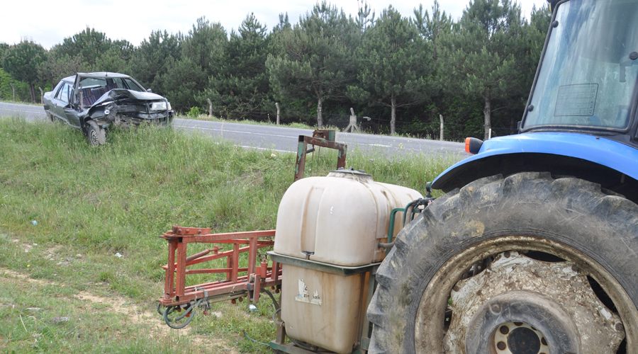 Otomobil, traktörün arkasındaki tarım aletine çarptı